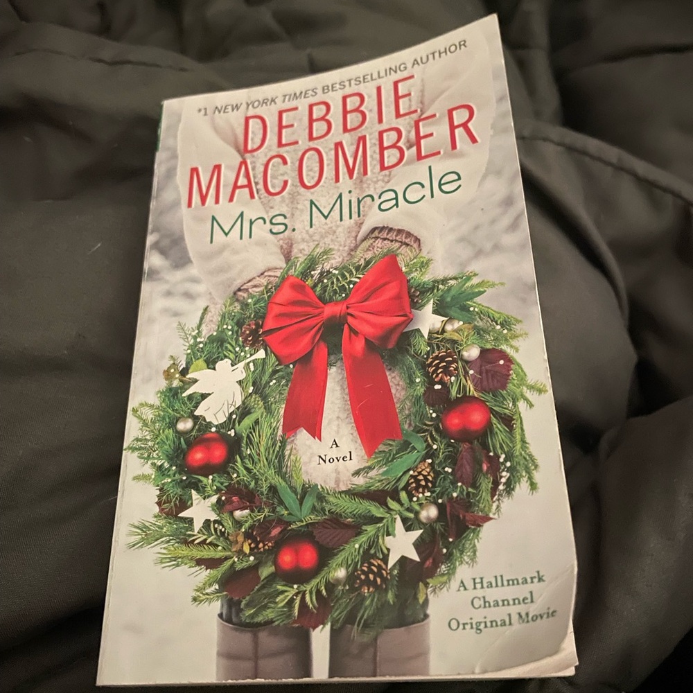 5/$8 📚 Mrs. Miracle by Debbie Macomber Book